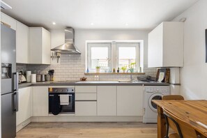 Fridge, oven, coffee/tea maker, toaster - GuestReady - Cosy Apartment in Vibrant Stratford (London)