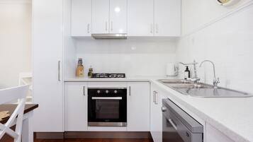 Coffee/tea maker, fridge, microwave, oven