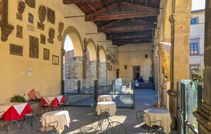 Outdoor dining - Gorgeous home in Castiglion Fiorentino (Castiglion Fiorentino)