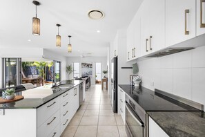Fridge, microwave, oven, stovetop - Mooloolaba Parkway Palms Retreat | Spacious 3BR with Patio & BBQ | Pet-Friendly (Mooloolaba)
