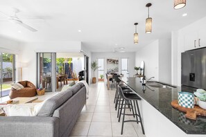 Smart TV - Mooloolaba Parkway Palms Retreat | Spacious 3BR with Patio & BBQ | Pet-Friendly (Mooloolaba)