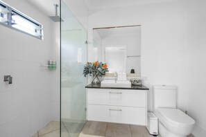 Shower, hair dryer, towels, soap - Mooloolaba Parkway Palms Retreat | Spacious 3BR with Patio & BBQ | Pet-Friendly (Mooloolaba)