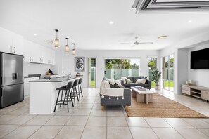 Smart TV - Mooloolaba Parkway Palms Retreat | Spacious 3BR with Patio & BBQ | Pet-Friendly (Mooloolaba)