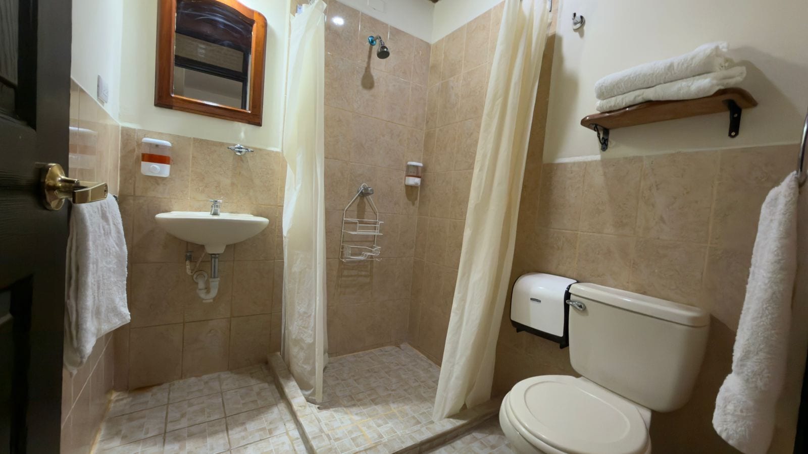 Kamar Triple Klasik, patio, pemandangan halaman | Kamar mandi | Shower, perlengkapan mandi gratis, handuk, dan sabun