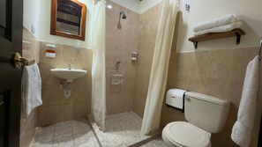 Habitación triple clásica, patio, vistas al patio | Baño | Ducha, artículos de higiene personal gratuitos, toallas y jabón