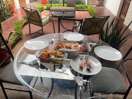 Outdoor dining. Hotel Vizcaino Leon