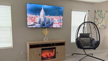TV connectée, cheminée, jeux vidéo, livres