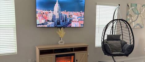 Smart TV, chimenea, videojuegos y libros