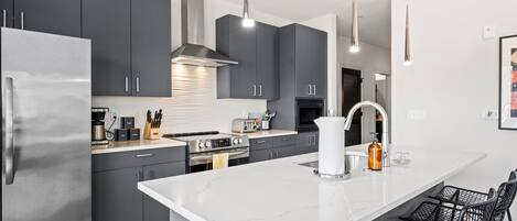 Refrigerador, microondas, horno y parrilla de estufa