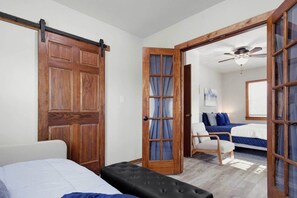 4 habitaciones, tabla de planchar con plancha, wifi y ropa de cama 