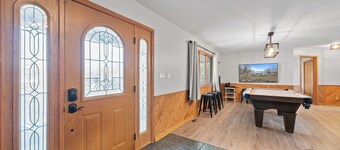 Pickleball Court | Lake Views | Pool Table | Sleeps 10