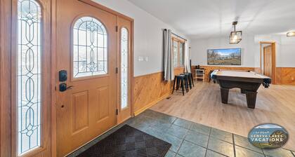 Pickleball Court | Lake Views | Pool Table | Sleeps 10