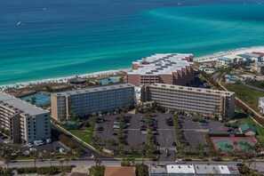 A hotel with multiple buildings, a parking lot, and a beach. - Steps to the Beach~Gulf View~1BR Condo in Destin~2 Chairs & 1 Umbrella Provided~Jetty East 118A (Destin)