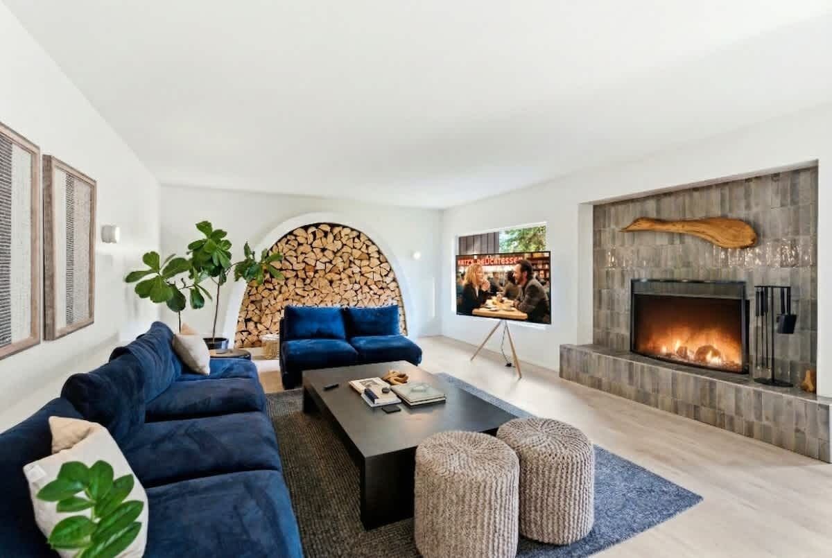 Smart TV, fireplace, music library, stereo