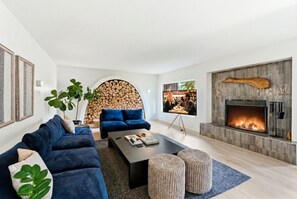 Smart-tv, eldstad, ett musikbibliotek och en stereo