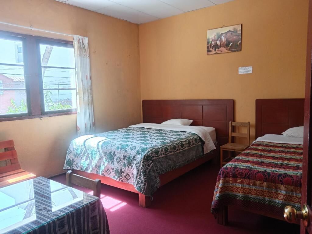 Habitacion economica con 2 camas, vista a la calle