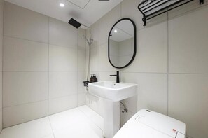 Quarto casal luxo | Banheiro | Chuveiro, secador de cabelo, toalhas de banho, sabonete