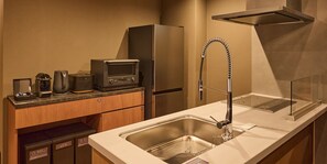 Fridge, microwave, cookware/dishes/utensils - Rakuten STAY VILLA Hakone Gora (Hakone)