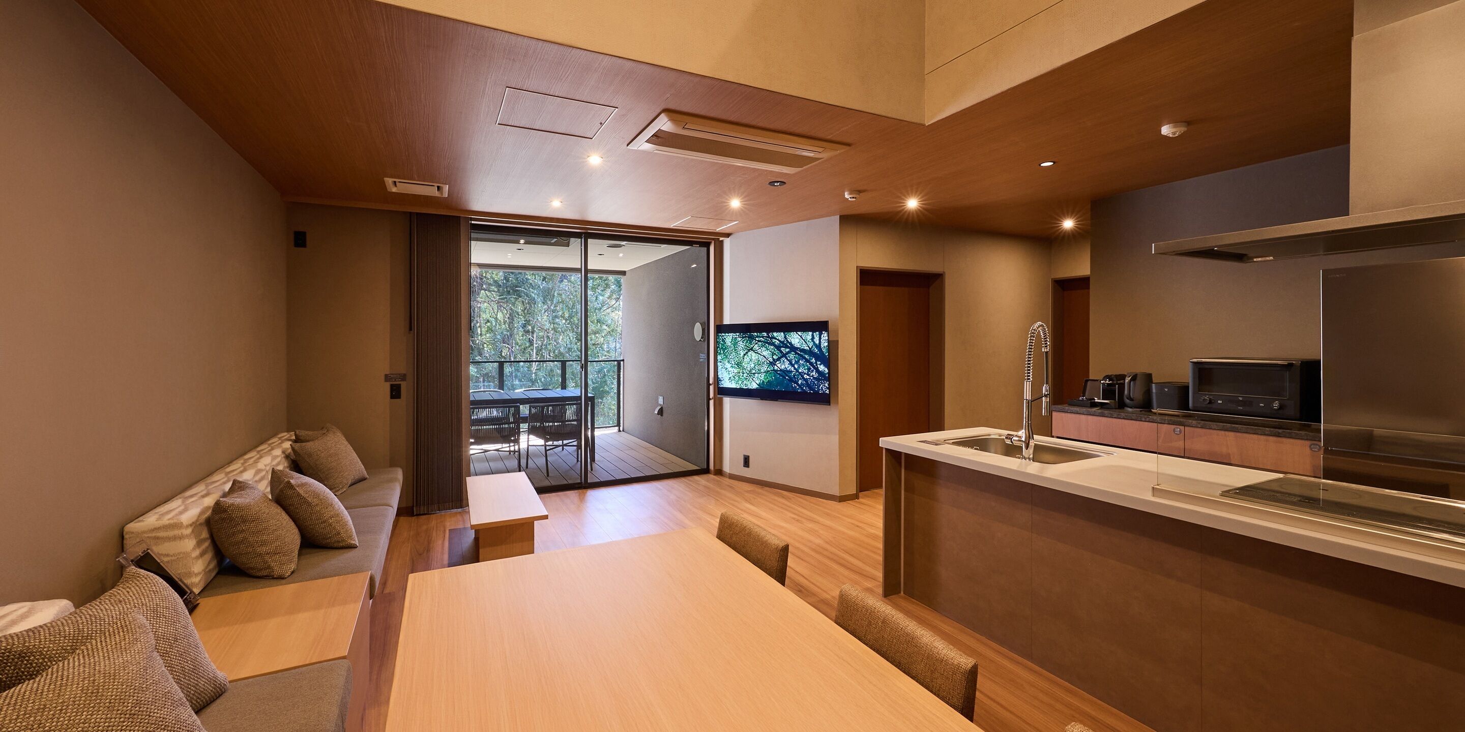 [B] 2 Queen Beds + 2 Semi-Double Beds / 130 sqm / Natural Hot Spring (up to 6 guests) | Free WiFi