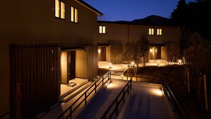 Un edificio moderno con diverse finestre, una scala e un'area d'ingresso ben illuminata.