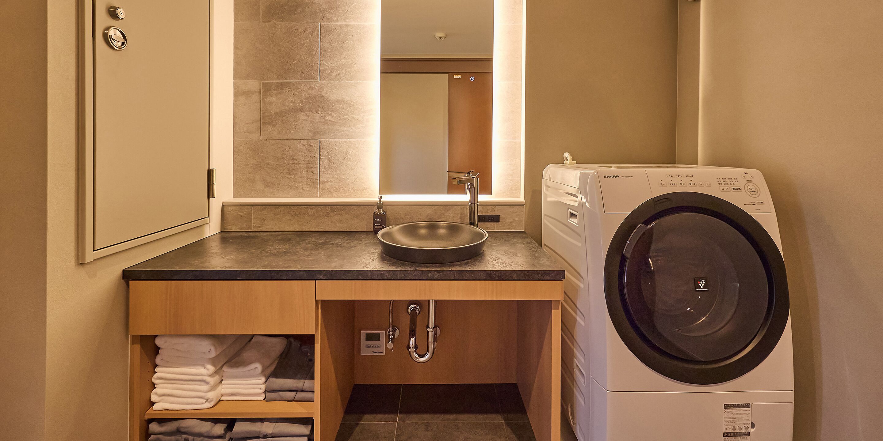 [B] 2 Queen Beds + 2 Semi-Double Beds / 130 sqm / Natural Hot Spring (up to 6 guests) | Free WiFi