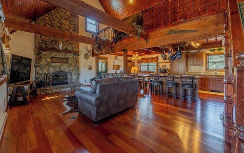 Stagecoach Ridge- 4 BR/3 BA home ideally located between Cody and Yellowstone