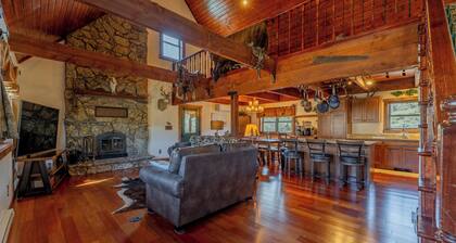 Stagecoach Ridge- 4 BR/3 BA home ideally located between Cody and Yellowstone