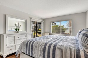 2 bedrooms, iron/ironing board, WiFi, bed sheets - Steps to Siesta Beach – Poolside 2BR Condo (Siesta Key)