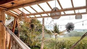 Una hamaca en una habitación con vistas a un paisaje exuberante.