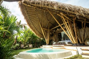 Studio Suite Deluxe, 1 phòng ngủ, ban công, quang cảnh vườn | Khu phòng khách