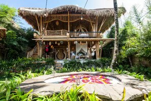 Biệt thự dành cho gia đình, 2 phòng ngủ, ban công, quang cảnh vườn | Khu phòng khách