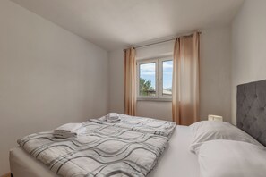 3 bedrooms, free WiFi, bed sheets - Pool Apt 1 - Novi Vinodolski (Sea View), Novi Vinodolski, Croatia (Novi Vinodolski)
