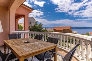 Outdoor dining - Pool Apt 1 - Novi Vinodolski (Sea View), Novi Vinodolski, Croatia (Novi Vinodolski)