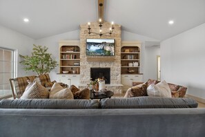 Living area - Canyon Trail Luxury Stay (Twin Falls)
