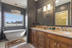 Hair dryer, towels, soap, toilet paper - Canyon Trail Luxury Stay (Twin Falls)