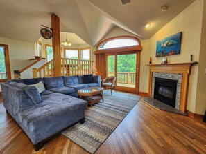 テレビ、テーブルサッカー台、書庫、ビデオライブラリ