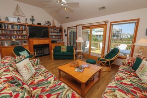 Télévision, baby-foot, livres, vidéothèque