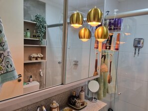 Toallas, jabón, papel de baño 