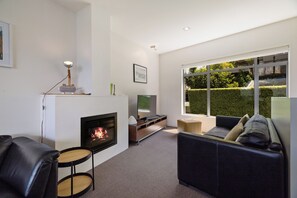 Smart TV - Twin Peaks Lake View with hot tub (Queenstown)