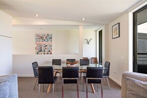 Dining - Twin Peaks Lake View with hot tub (Queenstown)