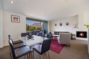 Interior - Twin Peaks Lake View with hot tub (Queenstown)