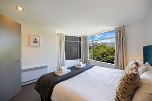 3 bedrooms, iron/ironing board, free WiFi, bed sheets - Twin Peaks Lake View with hot tub (Queenstown)