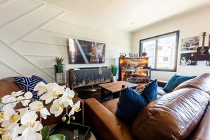 Smart TV, offices - Boots & Broadway - 2 Units - Mins to Broadway (Nashville)