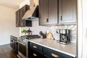 Fridge, microwave, oven, stovetop - Boots & Broadway - 2 Units - Mins to Broadway (Nashville)