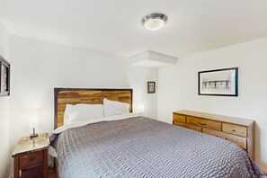 1 bedroom, iron/ironing board, internet, bed sheets - Cozy home with full kitchen, fast wifi & easy beach access (Seattle)