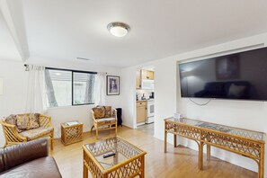 TV - Cozy home with full kitchen, fast wifi & easy beach access (Seattle)