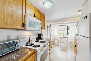 Fridge, microwave, oven, stovetop - Cozy home with full kitchen, fast wifi & easy beach access (Seattle)
