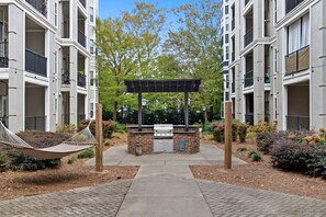 Terrace/patio - FIFA 26 Stylish Midtown 1BR Retreat with Pool and Gym (Atlanta)