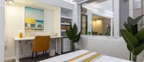 Escritorio, tabla de planchar con plancha, cuna de viaje y wifi