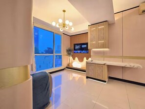 Apartamento, 3 quartos, vista para a cidade | Área de estar | TV de plasma 43 polegadas com canais a cabo